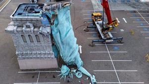 Replika Patung Liberty Brasil Patah Diterjang Angin