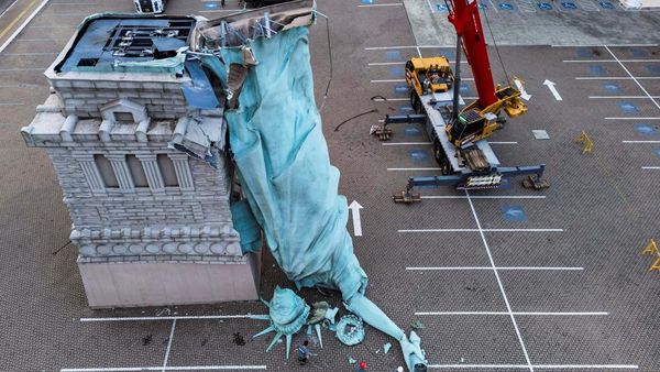 Replika Patung Liberty Brasil Patah Diterjang Angin