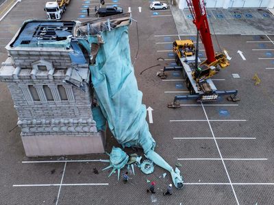 Replika Patung Liberty Brasil Patah Diterjang Angin