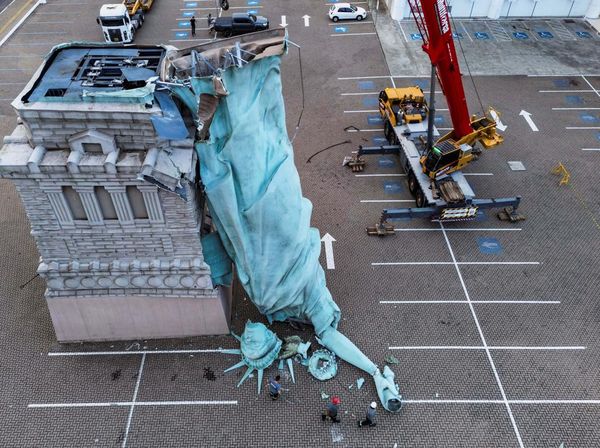 Replika Patung Liberty Brasil Patah Diterjang Angin