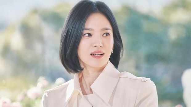 Transformasi Song Hye Kyo dengan rambut pendek selama setahun terakhir.