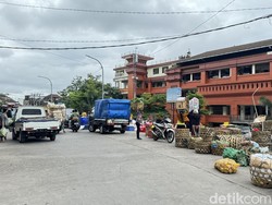 Perumda Sewakadarma Akui Kewalahan Atasi Sampah Pasar di Denpasar