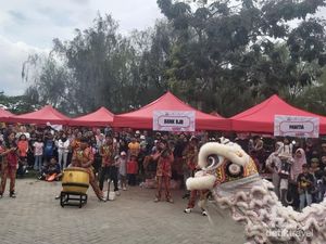Barongsai Bikin Meriah Suasana Akhir Pekan di Kiara Artha Park