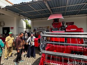 Wabup Sidoarjo Serahkan Alsintan Mesin Kombi ke Kelompok Tani