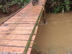 Jembatan di Pandeglang Ambruk Belum Diperbaiki, Warga Bikin Jembatan Sementara