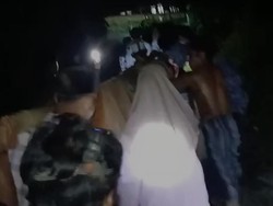 Lagi-lagi Warga Lombok Tengah Harus Gotong Jenazah 1,5 Km gegara Jalan Rusak