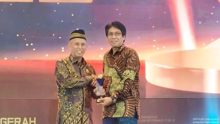 WR IV UM Menerima Penghargaan dari KI Pusat RI WR IV UM Menerima Penghargaan dari KI Pusat RI