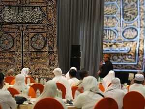 Jemaah Umrah Almira Travel Berkesempatan Pegang Kiswah Kabah Asli 1443 H