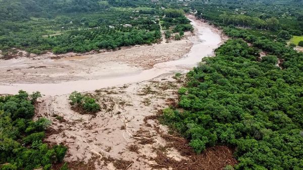 Banjir Sungai Isolasi Warga di El Torno, Bolivia