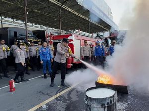 Bhabinkamtibmas Polres Mojokerto Kota Dilatih Tangani Kebakaran