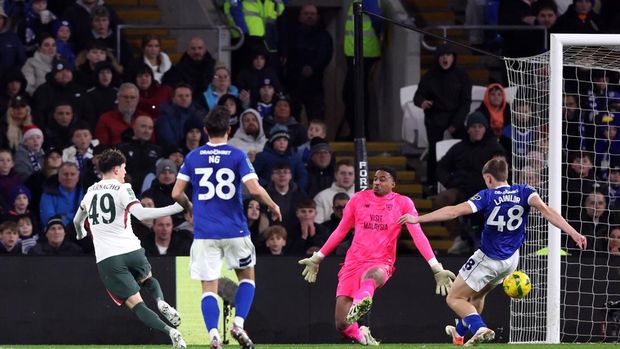 Soccer Football - Carabao Cup - Quarter Final - Cardiff City v Chelsea - Cardiff City Stadium, Cardiff, Wales, Britain - December 16, 2025 Chelsea's Alejandro Garnacho scores their third goal Action Images via Reuters/Andrew Couldridge EDITORIAL USE ONLY. NO USE WITH UNAUTHORIZED AUDIO, VIDEO, DATA, FIXTURE LISTS, CLUB/LEAGUE LOGOS OR 'LIVE' SERVICES. ONLINE IN-MATCH USE LIMITED TO 120 IMAGES, NO VIDEO EMULATION. NO USE IN BETTING, GAMES OR SINGLE CLUB/LEAGUE/PLAYER PUBLICATIONS. PLEASE CONTACT YOUR ACCOUNT REPRESENTATIVE FOR FURTHER DETAILS..