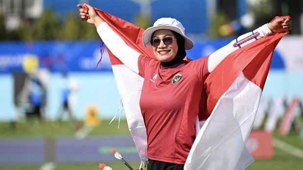 Pemanah Indonesia Diananda Choirunisa membentangkan bendera Merah Putih usai mengalahkan pemanah Vietnam Huyen Diep Trieu  pada final nomor panahan Recurve perorangan Putri SEA Games 2025 di Football Field 1, Sport Authority of Thailand, Hua Mak, Bang Kapi, Bangkok, Thailand, Rabu (17/12/2025). Diananda meraih medali emas setelah mengalahkan pemanah Vietnam Huyen Diep Trieu dengan skor 6–4. ANTARA FOTO/Nova Wahyudi/rwa.