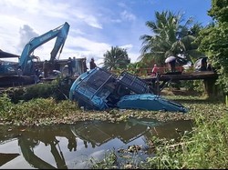 Excavator yang Jatuh di Jembatan Penghubung Desa di Ogan Ilir Belum Dievakuasi