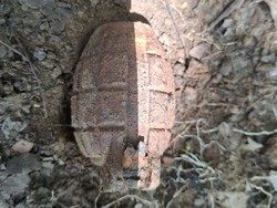 Bersihkan Makam, Warga Menganti Gresik Temukan Granat Nanas