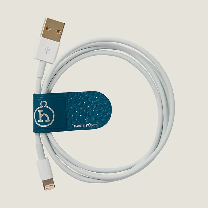 Hermes Band-Aid Accessory dijual seharga Rp3,2 juta. Dalam satu set terdiri dari 3 varian warna terbuat dari kulit.