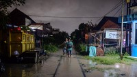 Hujan Tak Henti, Banjir Rendam Permukiman dan Jalur Kereta di Cilegon
