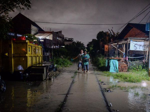 Hujan Tak Henti, Banjir Rendam Permukiman dan Jalur Kereta di Cilegon