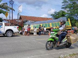 Truk Rem Blong Gasak Bus-2 Motor di Ajibarang Banyumas, 1 Orang Tewas
