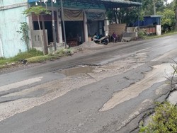 Ada Lubang Besar di Jalan Letnan Umar Baki Binjai, Warga: Kayak Kolam Ikan