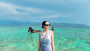Kecantikan Lala Widy Berlatar Perairan Gili Trawangan