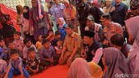 Momen Gus Ipul Salawat Bareng Anak-anak Korban Banjir di Pidie Jaya