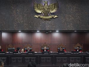 Dosen Gugat UU ke MK agar Gaji Setara UMR