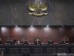 Dosen Gugat UU ke MK agar Gaji Setara UMR