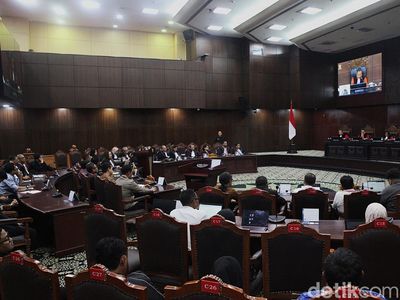 Kabulkan Gugatan Ariel NOAH dkk, MK Tegaskan Sanksi Pidana Jadi Jalan Terakhir