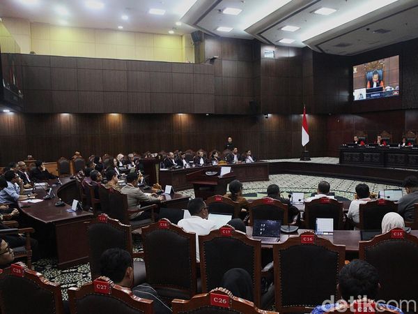 Kabulkan Gugatan Ariel NOAH dkk, MK Tegaskan Sanksi Pidana Jadi Jalan Terakhir