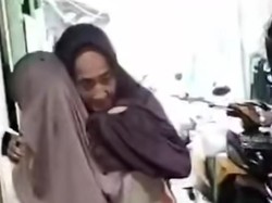 Ambil Raskin Tak Boleh Diwakilkan, Nenek Sakit Terpaksa Digotong ke Kelurahan