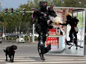 Niat Abis! Pria Ini Antar Makanan Ini Pakai Kostum Robot Bikinan Sendiri