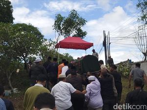 Isak Tangis Iringi Pemakaman Bocah Korban Dibunuh di Rumah Mewah Cilegon