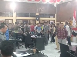 Paripurna DPRD Ende Ricuh, Bupati Dievakuasi-Lambang Garuda Kena Lempar