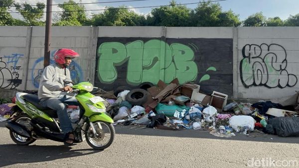 Duh! Sampah Menumpuk di Tepi Jalan Surabaya