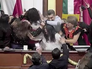 Video: Keributan di Parlemen Meksiko, Anggota Dewan Jambak-jambakan