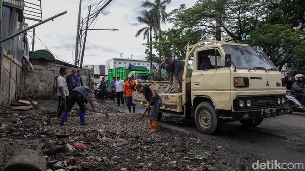 Sempat Menggunung, Sampah Pasar Cimanggis Tangsel Diangkut