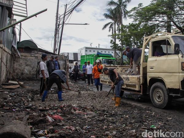 Sempat Menggunung, Sampah Pasar Cimanggis Tangsel Diangkut
