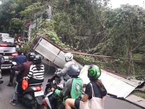 Seng Pembatas Setinggi 4 Meter di Mega Kuningan Ambruk Akibat Angin Kencang