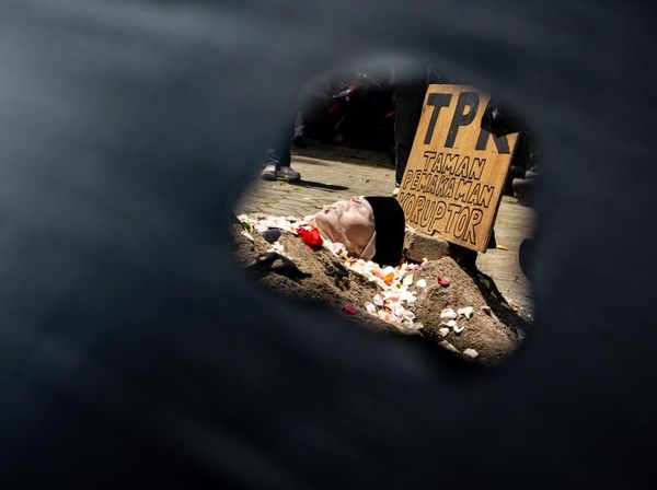 Seniman Bandung Gelar Aksi Seni Taman Pemakaman Koruptor