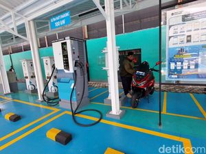 Rebut-rebutan Ngecas Mobil Listrik