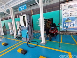 Rebut-rebutan Ngecas Mobil Listrik