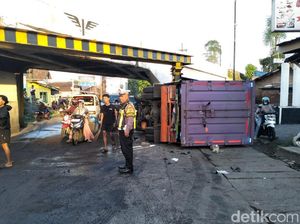 Tersangkut Besi Viaduk Gempol, Truk Terguling Timpa Motor hingga Remuk
