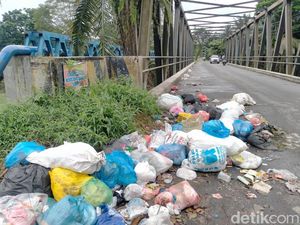 Sampah Menumpuk di Jembatan Payaroba Binjai, Bau Busuk Menyengat