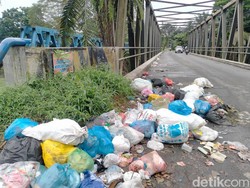 Sampah Menumpuk di Jembatan Payaroba Binjai, Bau Busuk Menyengat