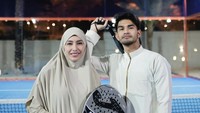 Gaya Unik Tyas Mirasih-Tengku Tezi Main Padel, Tampil Santun Berbusana Syari