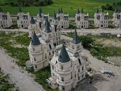 Mimpi Jadi Negeri Dongeng Sia-sia, Utang Bikin Kompleks Ini Jadi Kota Hantu