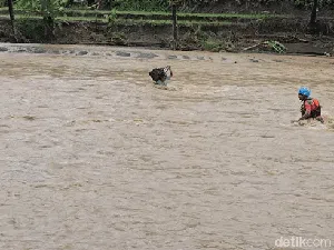 Video: Momen Tegang saat Lansia Sebrangi Derasnya Arus Sungai Cidadap Sukabumi