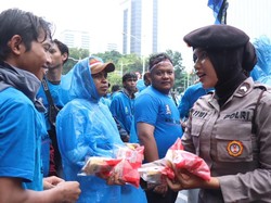 Aksi Nelayan di Monas Diguyur Hujan, Polwan Bagikan Roti dan Air Mineral