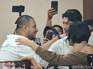 Video: Momen Ammar Zoni Peluk Erat Adik dan Kekasih Sebelum Sidang