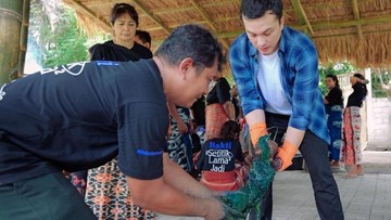 Berita dari Detik Finance: Bakti BCA Gandeng Nicholas Saputra Lestarikan Wastra Alam di Sumba Timur